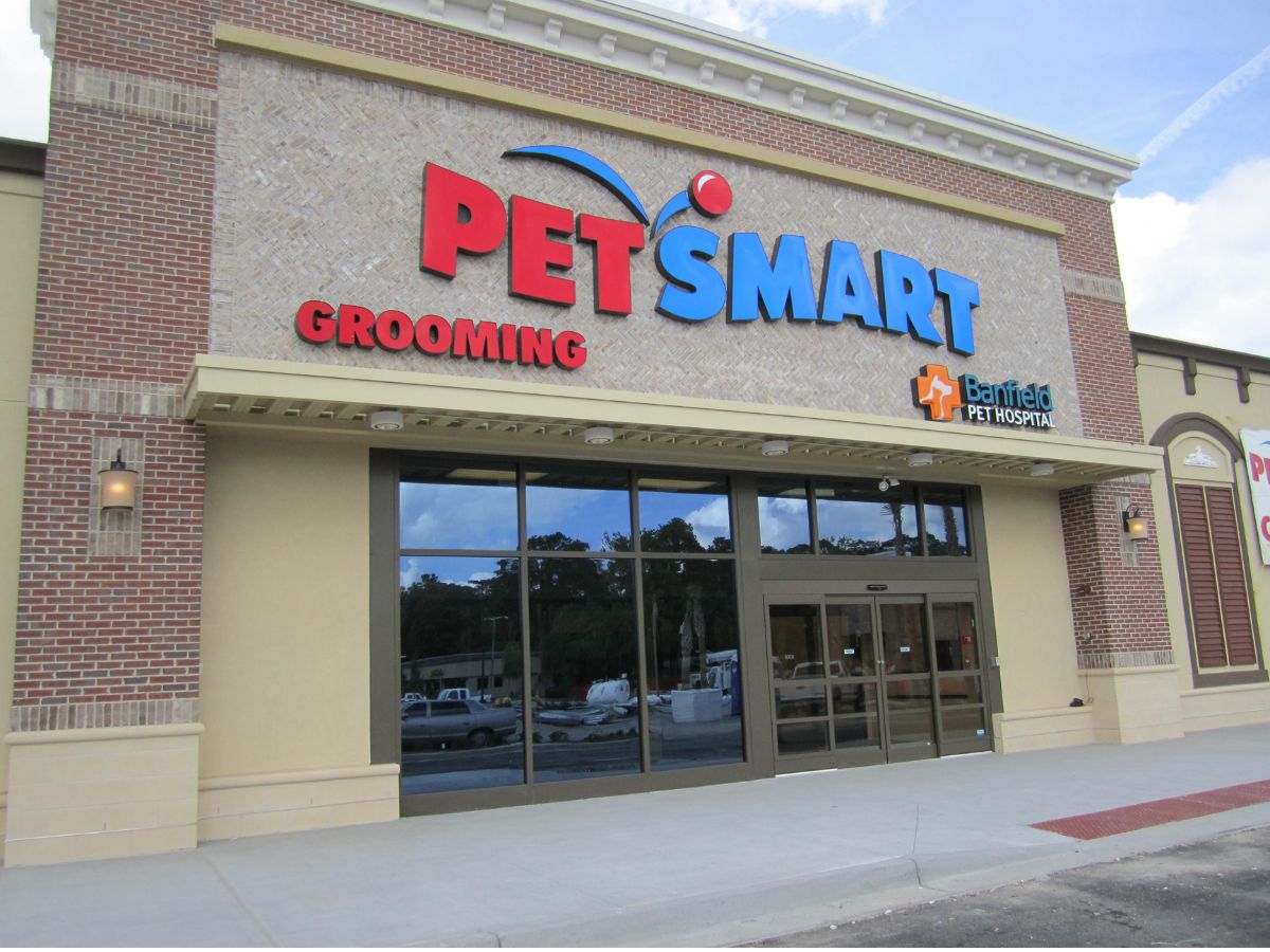 Banfield Pet Hospital: Savannah Victory Drive PetSmart entrance