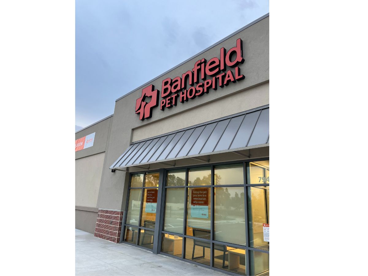 Banfield Pet Hospital: Jacksonville Collins entrance