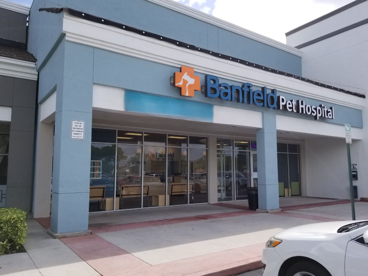 The front entrance to the Banfield North Miami Beach location