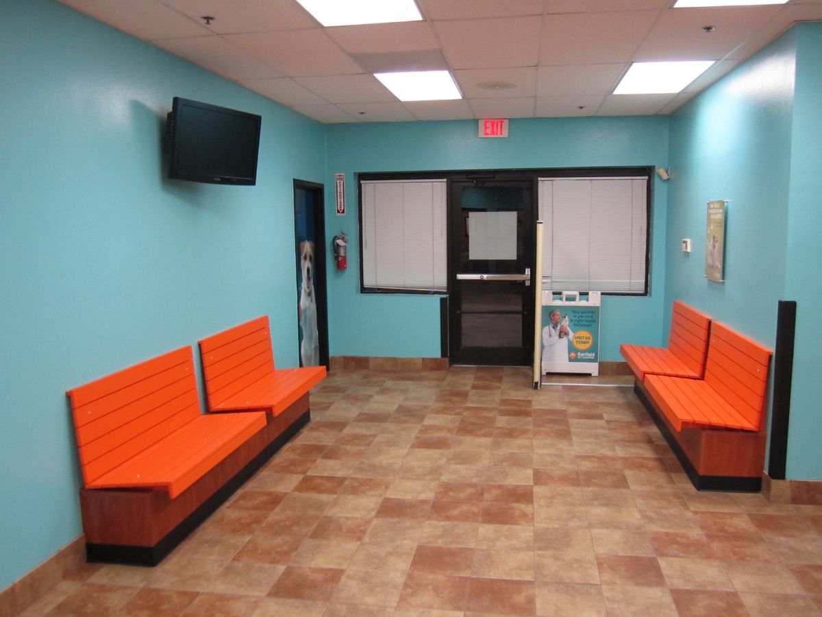The Banfield Gainesville hospital customer waiting area