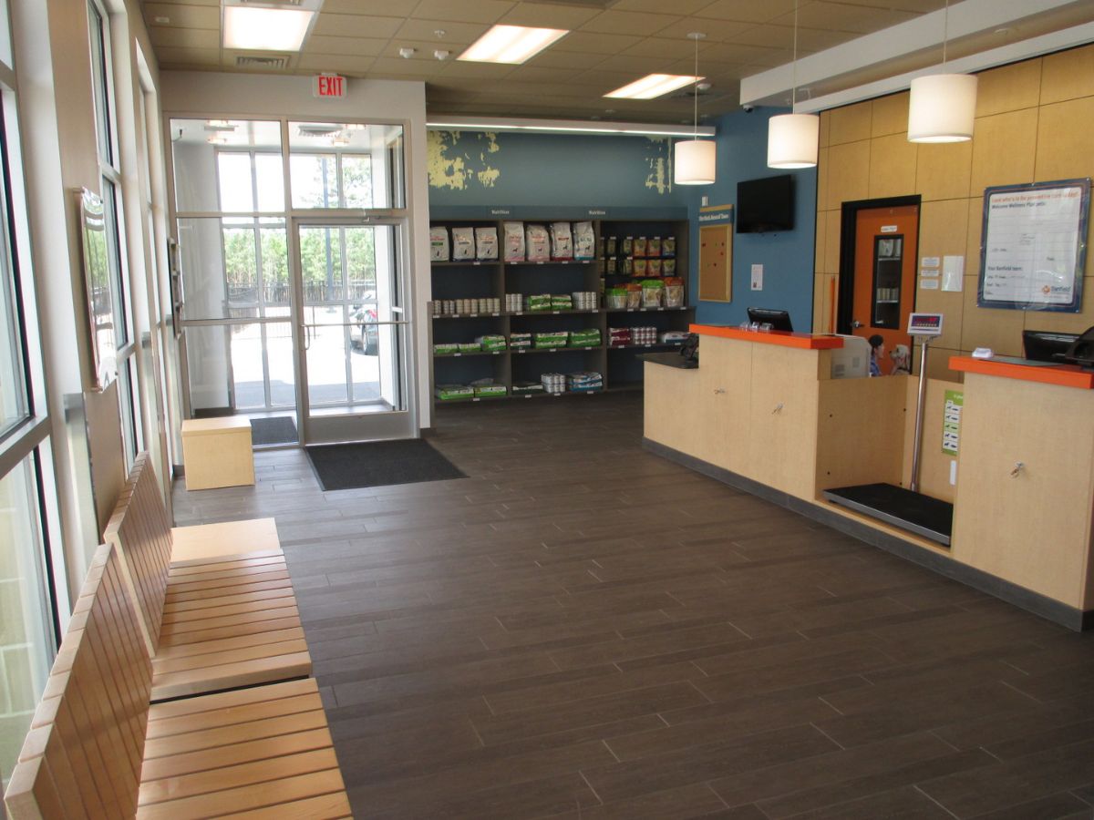 The Banfield Pet Hospital: Duluth Sugarloaf Marketplace front desk and lobby