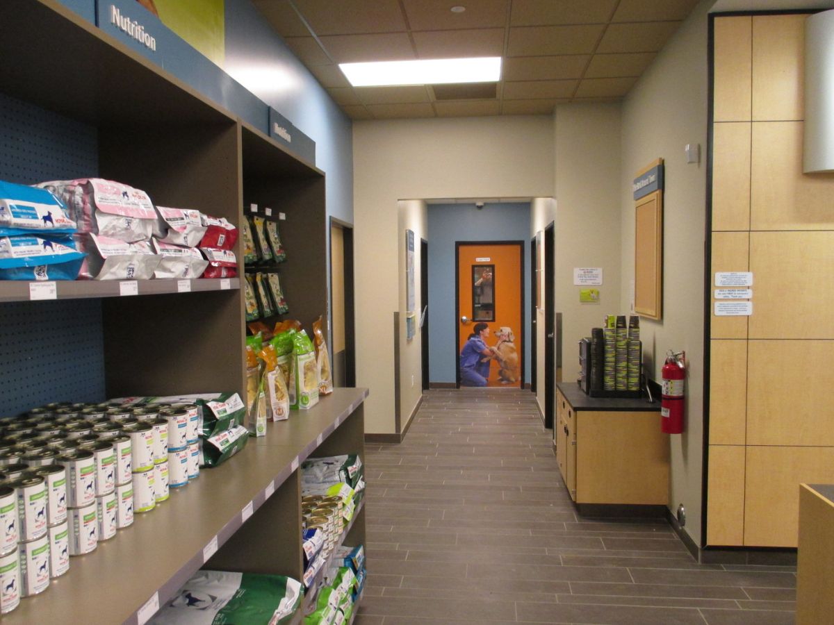 The Banfield Pet Hospital: Chamblee shop and lobby