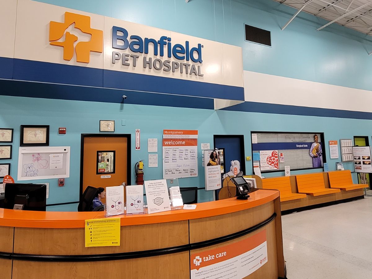 The Banfield Pet Hospital: Montgomery front desk