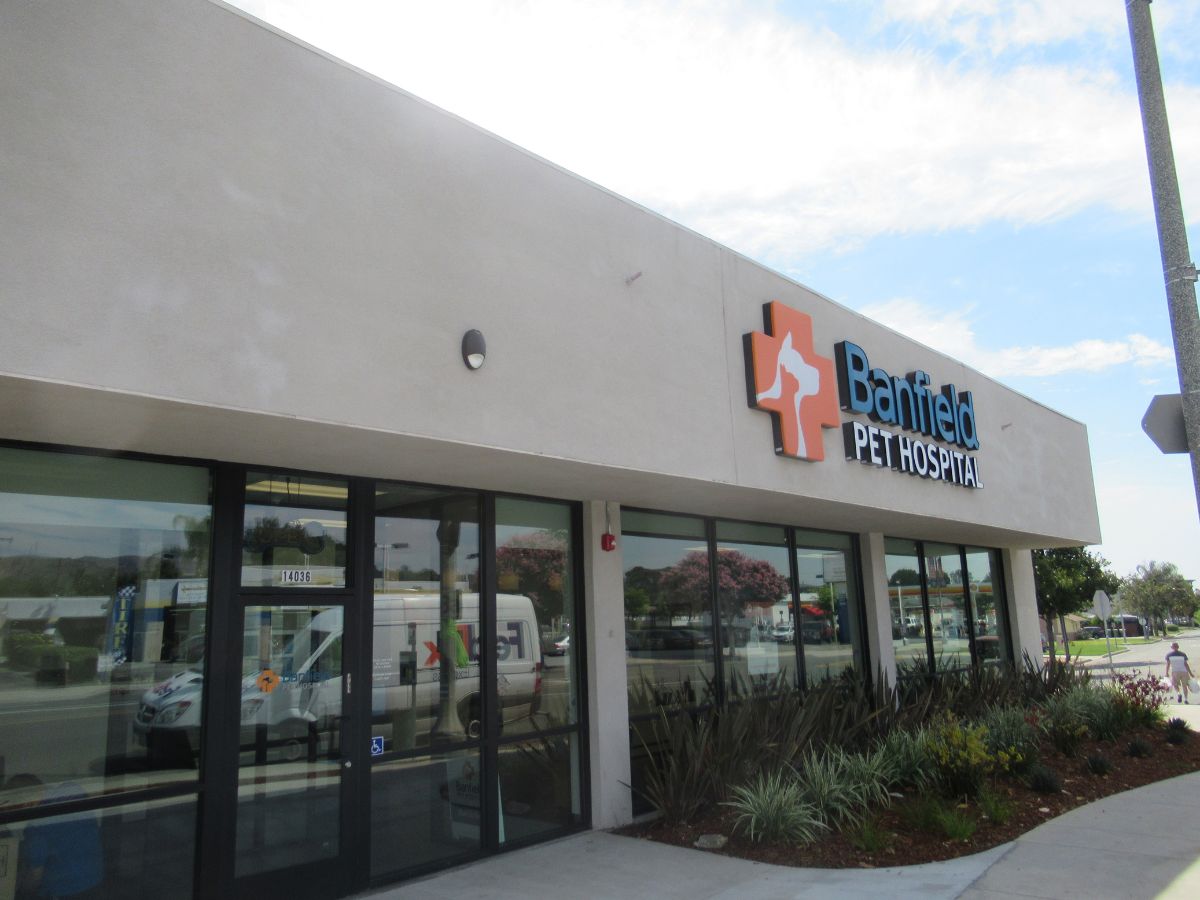 The Banfield Whittier West hospital front entrance