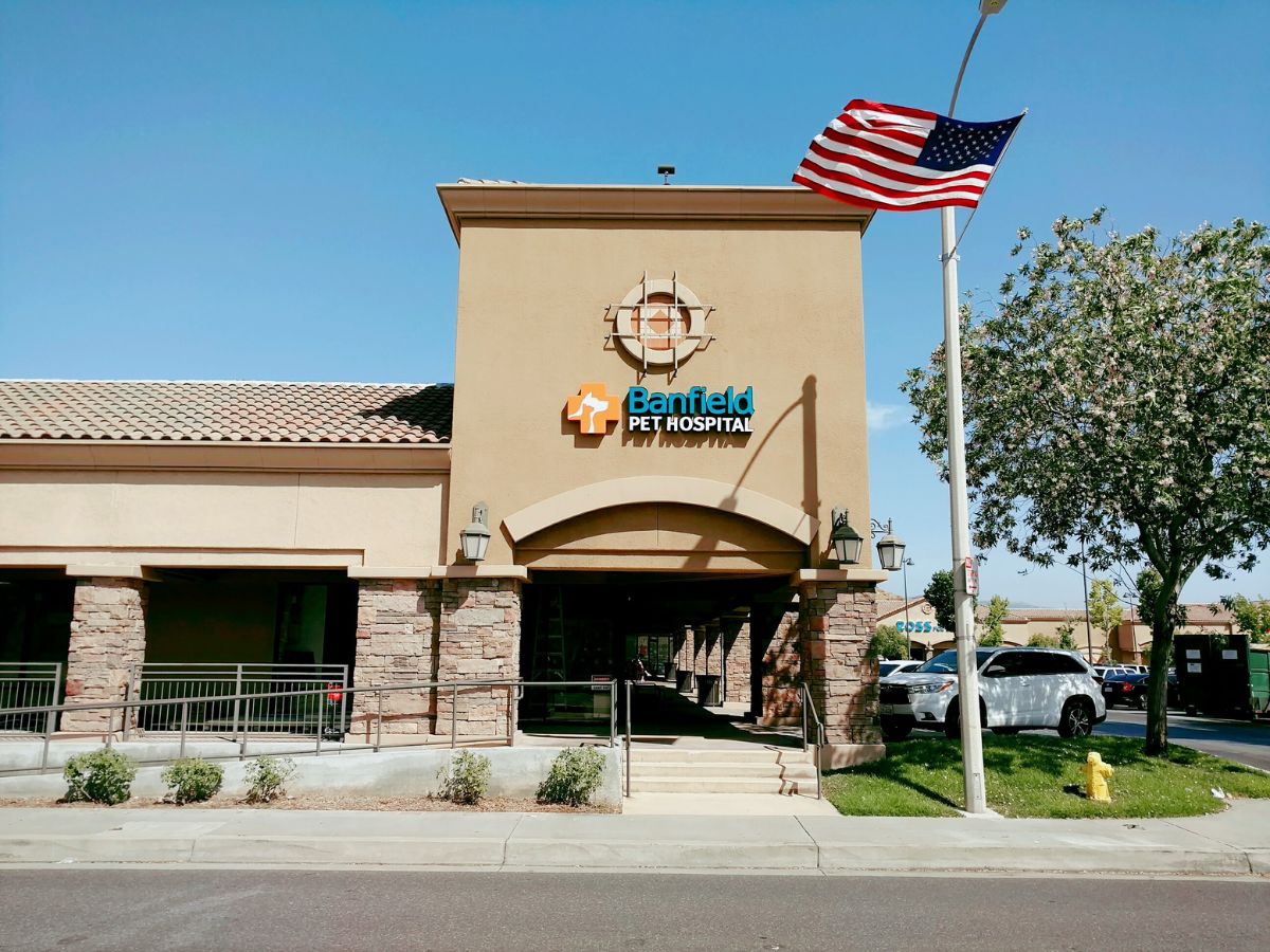 The Santa Clarita Banfield hospital front entrance