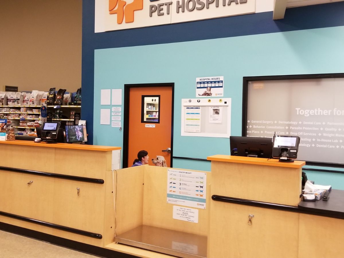 The Banfield White Marsh front desk and check-in area