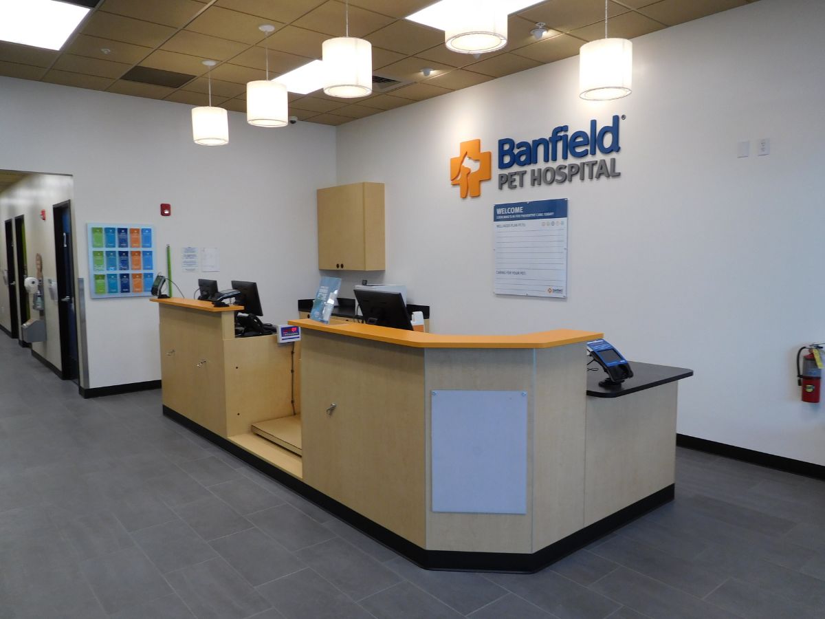 The Glen Burnie Southdale Banfield front desk and check-in area