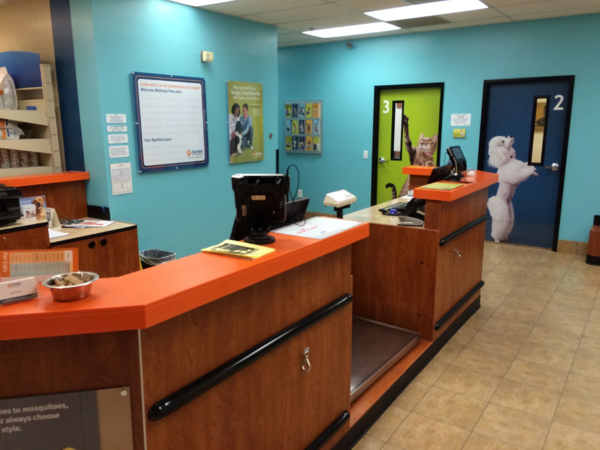 The Utica Banfield hospital front desk and check-in area