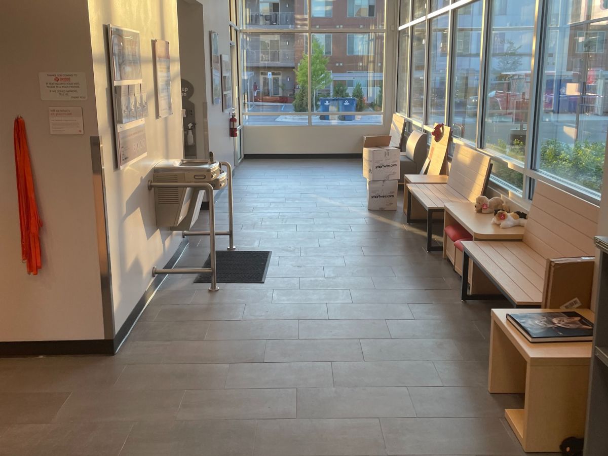 The waiting area of the Banfield Ann Arbor hospital