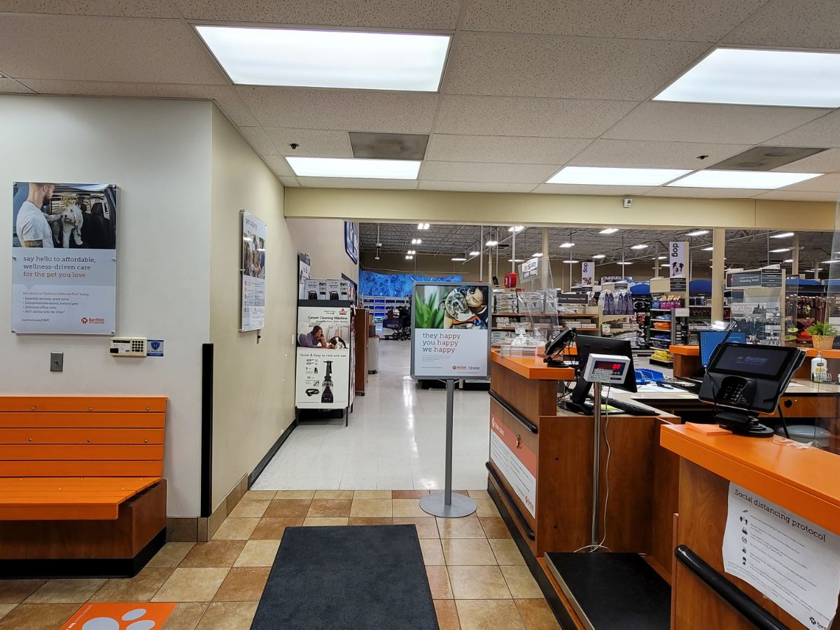 The St. Louis Park Banfield front desk and waiting area