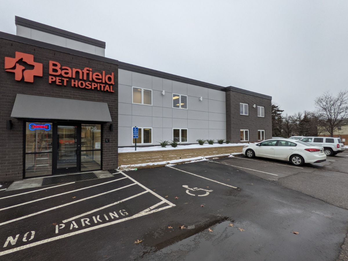 The Larpenteur Banfield hospital front entrance and parking lot
