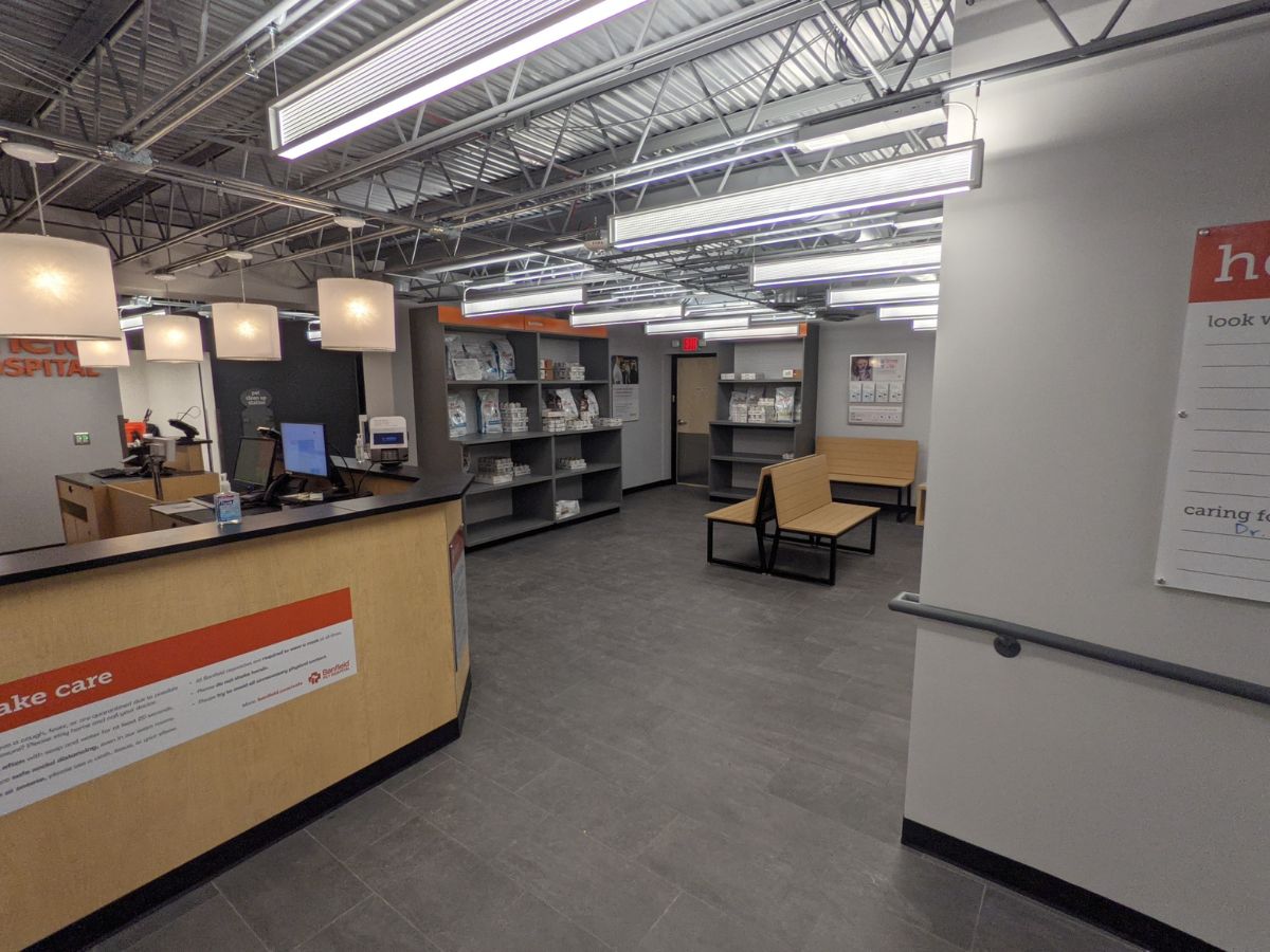 The front desk inside the Larpenteur Banfield hospital