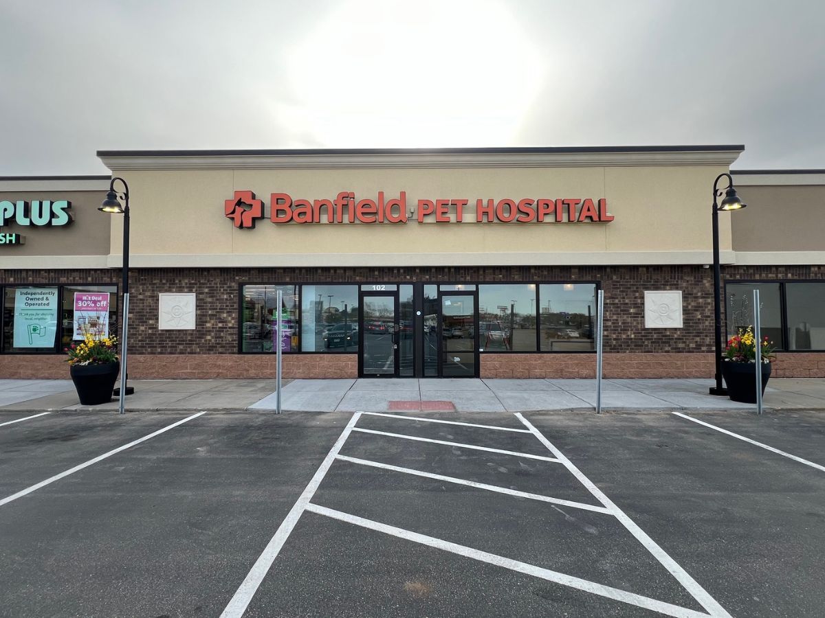 The Waite Park Banfield hospital front entrance and parking lot