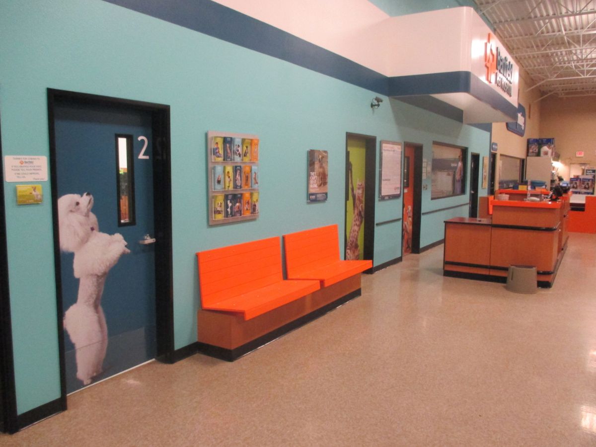 The Banfield Pet Hospital: Rossford front desk and lobby