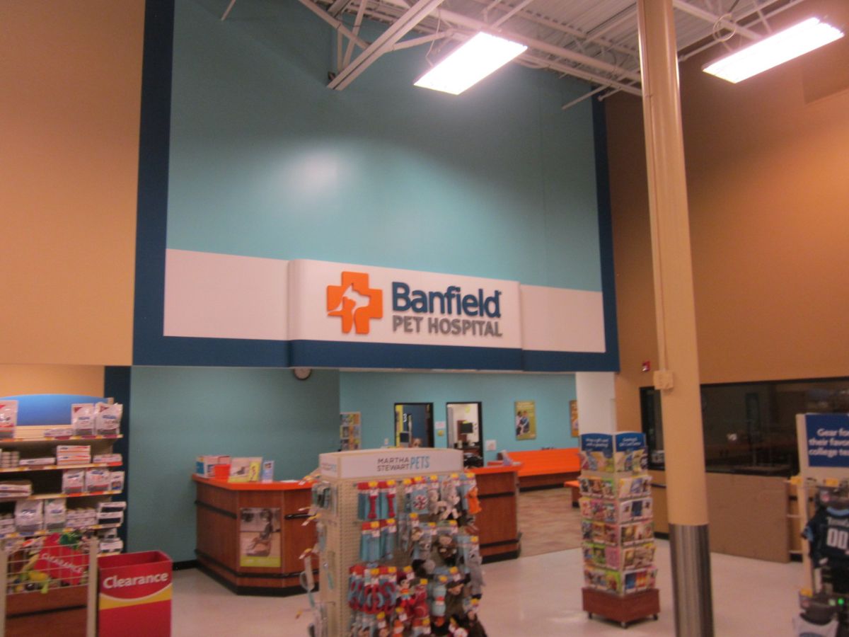 The Banfield Pet Hospital: Brentwood front desk