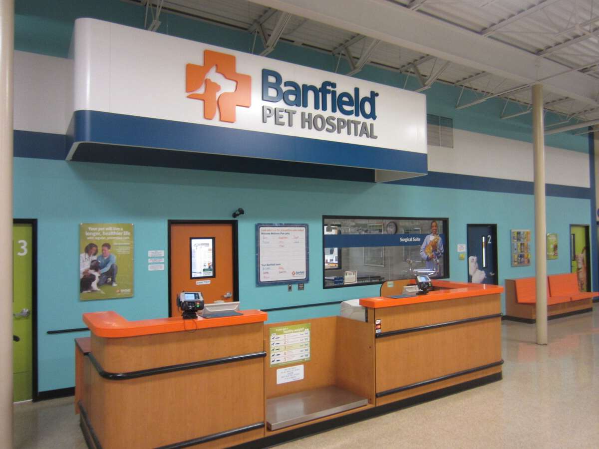 The Oklahoma City NW Banfield hospital front desk and check-in