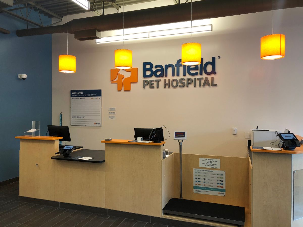 The front desk at Banfield Herndon Fox Mill