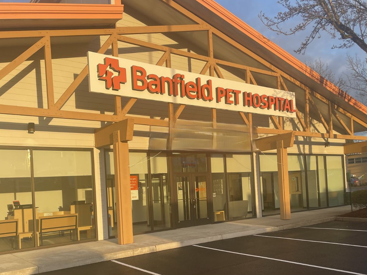 The front entrance and exterior of the Banfield - Hillsboro Tanasbourne hospital