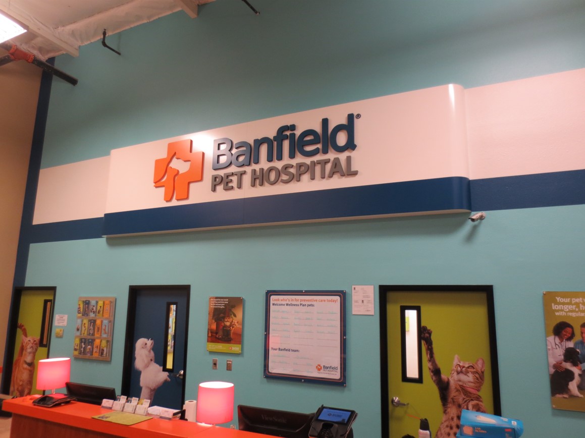The front desk of the Banfield Mesa N location